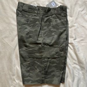 NEVER WORN MENS SHORTS. INSEAM IS 10”